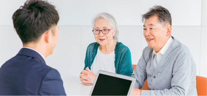 相談する老夫婦の画像
