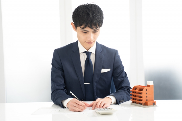 収益物件を査定している様子