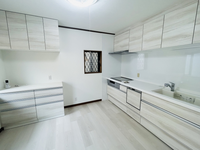 白を基調としたシステムキッチン
