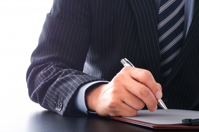 書類にサインをしているビジネスマン