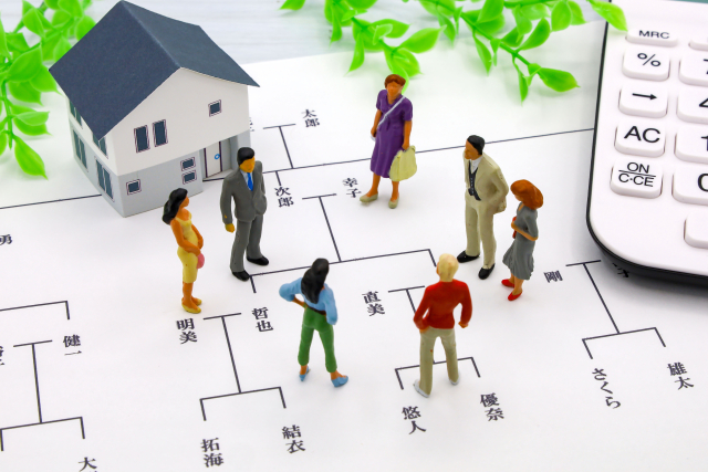 相続の話し合いをする家族