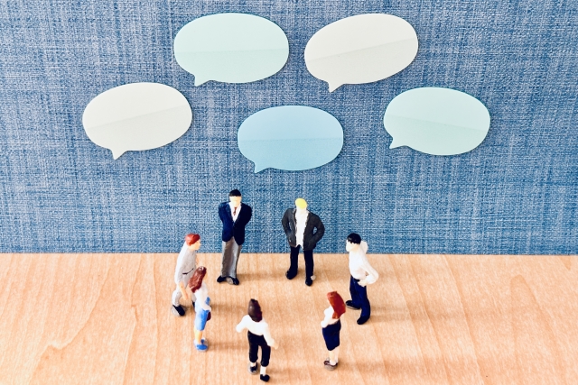 家族会議をしている様子と吹き出し