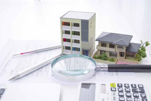 査定のイメージ　ビルと家の模型