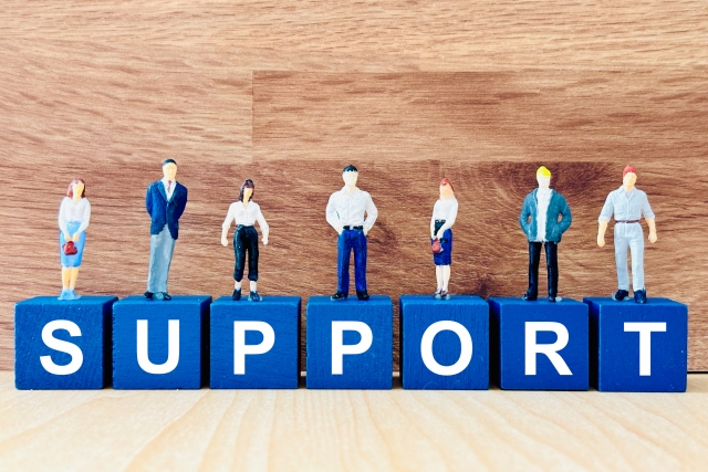 サポートと書かれた青いブロックとそれに乗る人型の人形