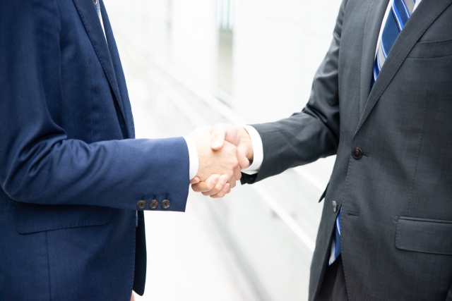 握手するビジネスマン2人